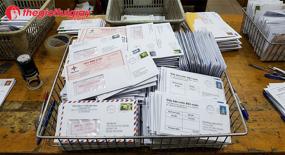 Thiết kế in phong b&igrave; c&oacute; cửa sổ A6 gửi h&oacute;a đơn chứng từ