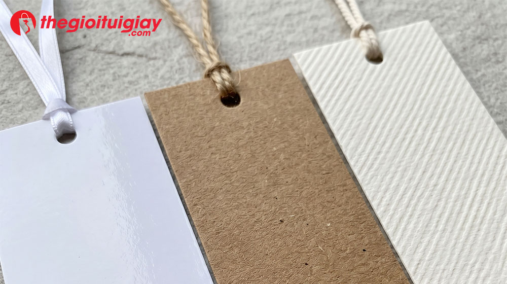 So s&aacute;nh bề mặt c&aacute;c loại chất liệu in tag h&igrave;nh chữ nhật