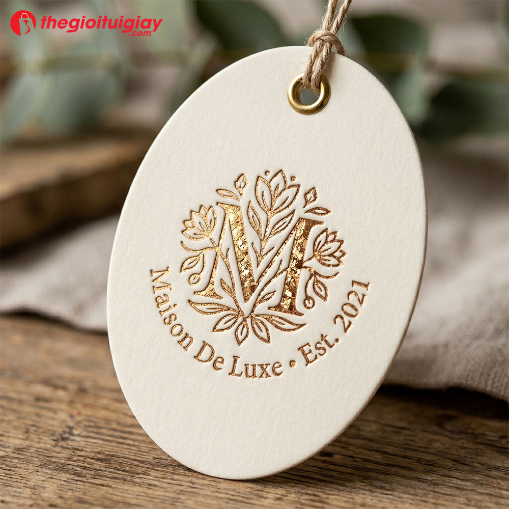 Kỹ thuật &eacute;p kim logo tr&ecirc;n thẻ treo oval sang trọng
