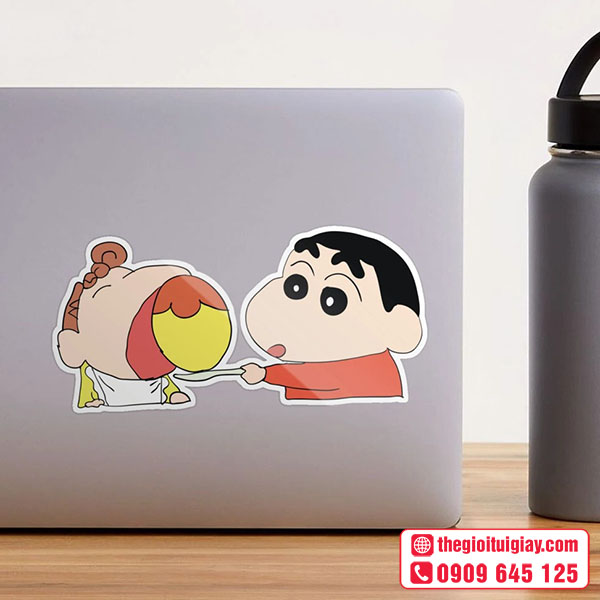 Mẫu sticker shin cậu bé bút chì dán laptop