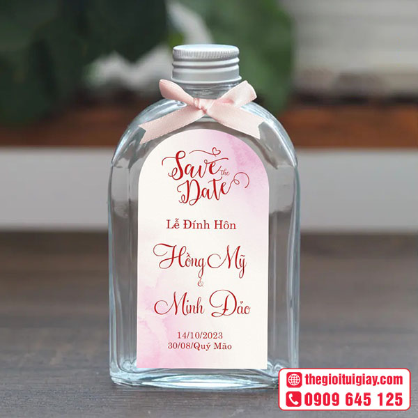 Mẫu tem dán chai nước lễ đính hôn Hồng Mỹ & Minh Đảo