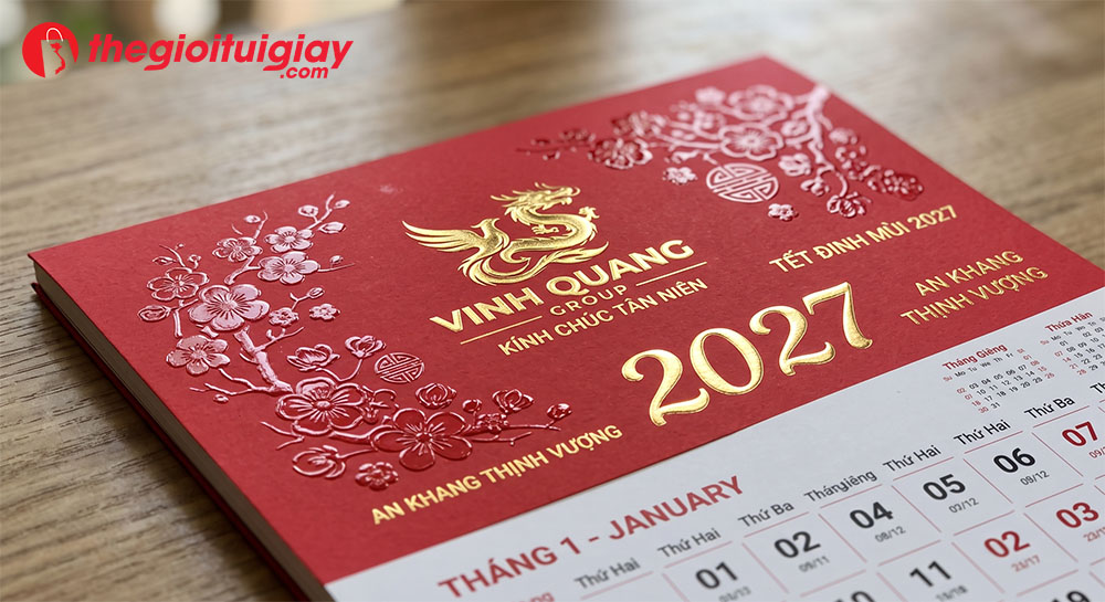 Gia công ép kim nhũ vàng và phủ UV định hình lịch Tết