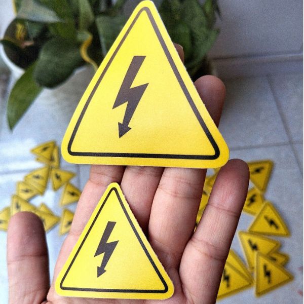 Mẫu tem cảnh báo điện giật với biểu tượng tia sét