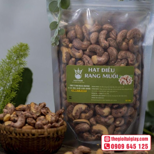 Mẫu bao bì hạt điều với tem dán thương hiệu đẹp mắt