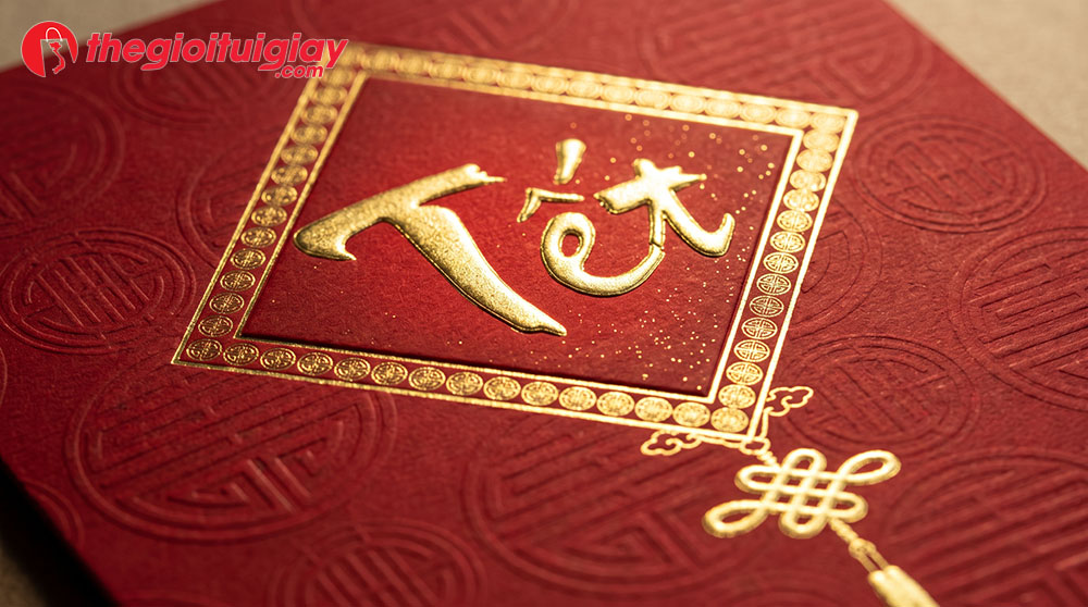&Eacute;p kim v&agrave;ng v&agrave; dập nổi 3D logo tr&ecirc;n bao l&igrave; x&igrave; giấy mỹ thuật