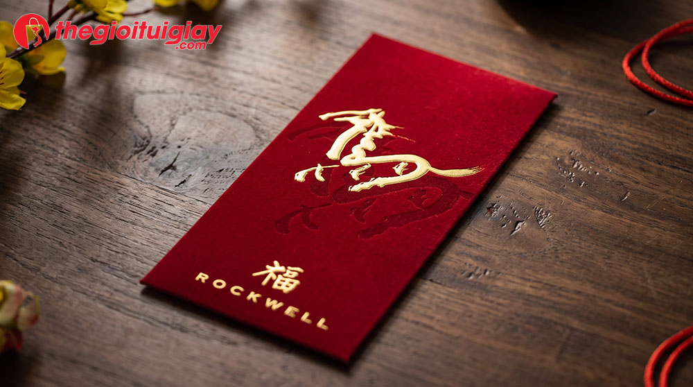 Cận cảnh bề mặt bao l&igrave; x&igrave; giấy nhung đỏ &eacute;p kim v&agrave;ng cao cấp