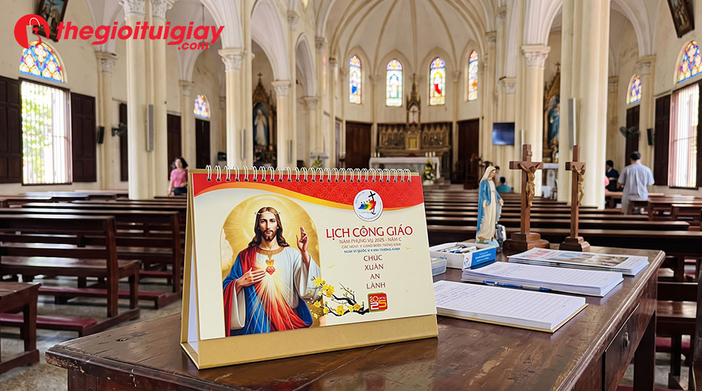 mẫu lịch c&ocirc;ng gi&aacute;o để b&agrave;n chữ A bằng giấy couche