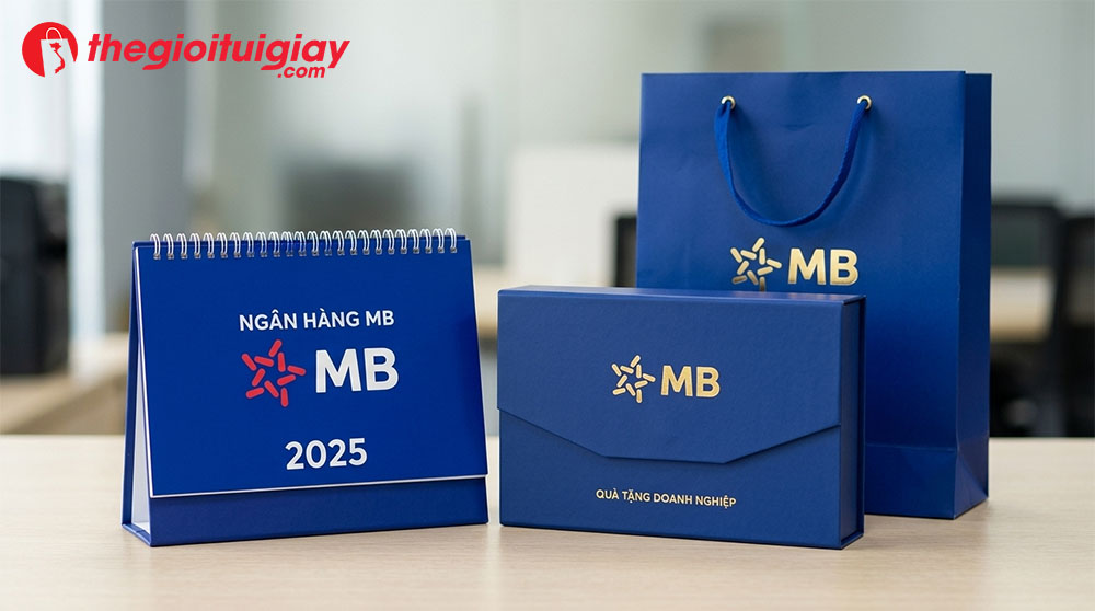 Hộp đựng v&agrave; t&uacute;i giấy đồng bộ n&acirc;ng tầm đẳng cấp lịch ng&acirc;n h&agrave;ng MBBank