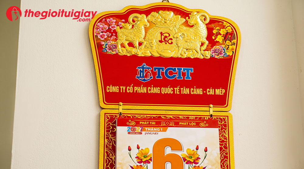 Lịch bloc si&ecirc;u đại &eacute;p kim logo l&agrave;m qu&agrave; tặng kh&aacute;ch vip