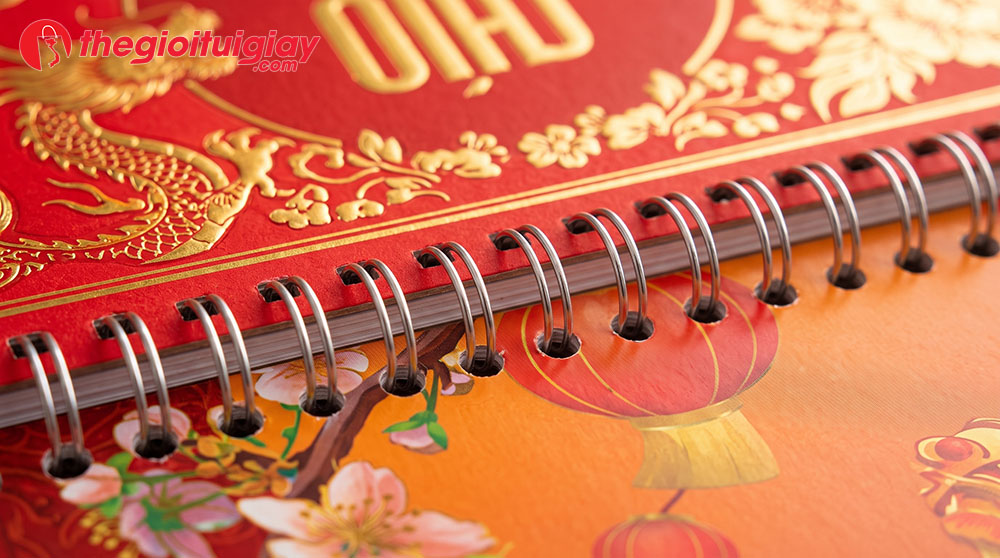 Chi tiết g&aacute;y l&ograve; xo v&agrave; kh&aacute;nh lịch treo tường 52 tuần